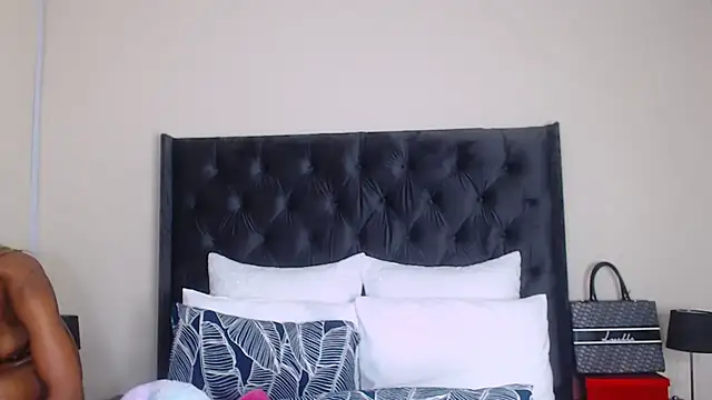 Sexynaughty Gal online show from 02-02-25, 11:32