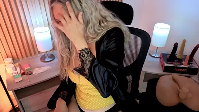 Snapshot of MarianL0ve chatting on 04-07-26, 09:33 MarianL0ve online show from 04-07-26, 09:33