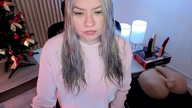 Snapshot of MarianL0ve chatting on 12-21-25, 12:18 MarianL0ve online show from 12-21-25, 12:18