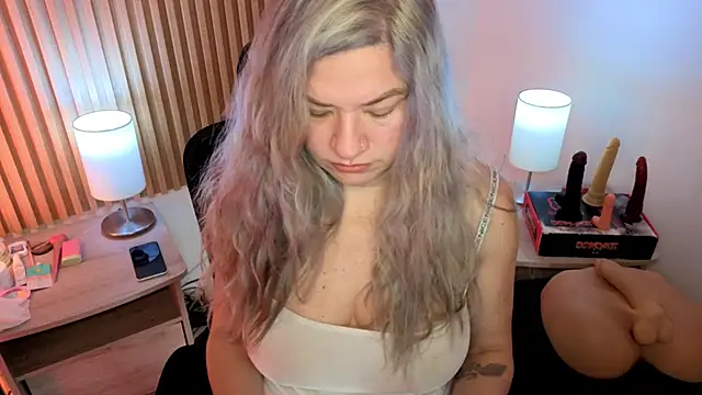 Snapshot of MarianL0ve chatting on 04-15-26, 10:43 MarianL0ve online show from 04-15-26, 10:43