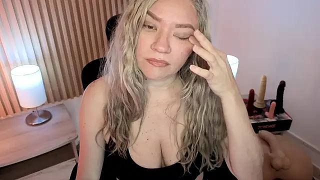 Snapshot of MarianL0ve chatting on 02-10-26, 10:36 MarianL0ve online show from 02-10-26, 10:36