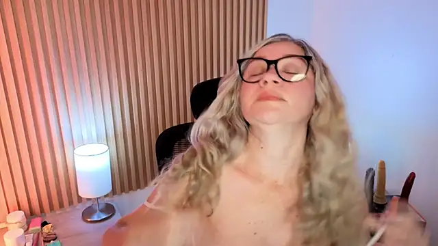 Snapshot of MarianL0ve chatting on 04-04-26, 10:11 MarianL0ve online show from 04-04-26, 10:11