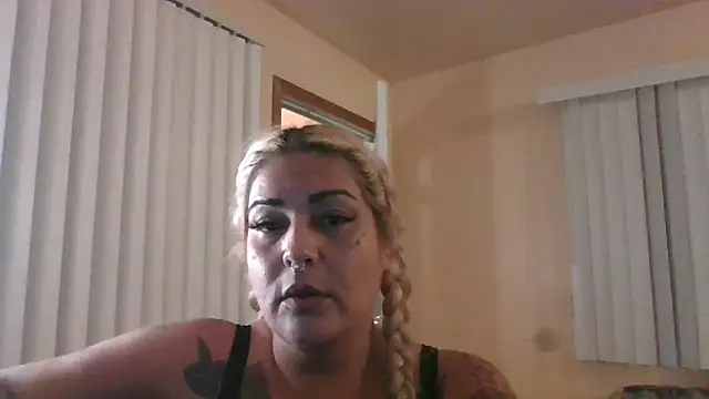 Snapshot of ShineyQuinn chatting on 05-27-26, 04:09 ShineyQuinn online show from 05-27-26, 04:09