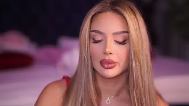 Snapshot of AshleySinn chatting on 11-04-25, 11:14 AshleySinn online show from 11-04-25, 11:14