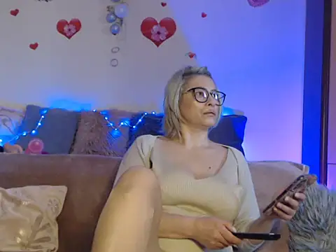 Snapshot of BellaBellaHot chatting on 02-22-25, 12:29 BellaBellaHot online show from 02-22-25, 12:29