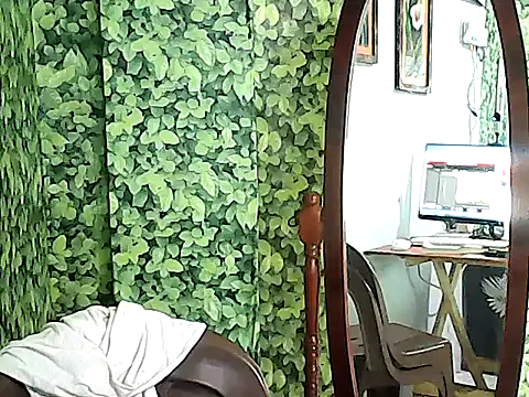 Snapshot of yummy_21xxx chatting on 10-21-25, 12:32 yummy 21xxx online show from 10-21-25, 12:32