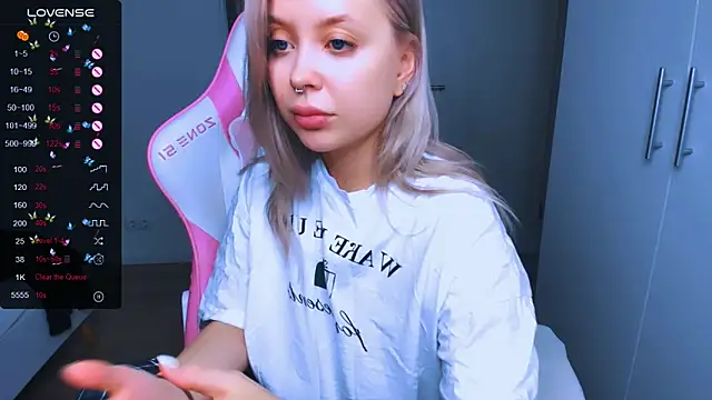 MonaLauu online show from 12-26-24, 11:32