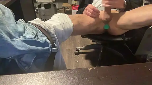 Snapshot of eddieeatsass chatting on 01-14-26, 08:45 eddieeatsass online show from 01-14-26, 08:45