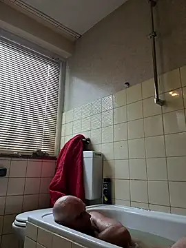 Ladyshaker82 online show from 11-08-25, 02:31