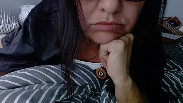 Snapshot of Linda1975 chatting on 06-16-26, 06:24 Linda1975 online show from 06-16-26, 06:24