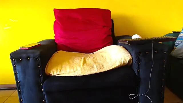 Snapshot of zuluboyxx chatting on 10-15-25, 06:22 zuluboyxx online show from 10-15-25, 06:22