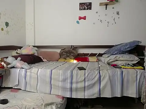 Snapshot of Moon_lunita chatting on 09-25-25, 02:56 Moon lunita online show from 09-25-25, 02:56