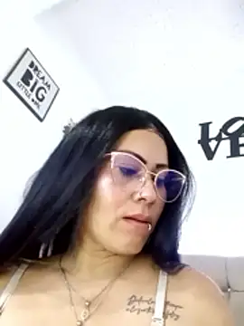 Snapshot of Tania_mature chatting on 05-12-26, 05:19 Tania mature online show from 05-12-26, 05:19