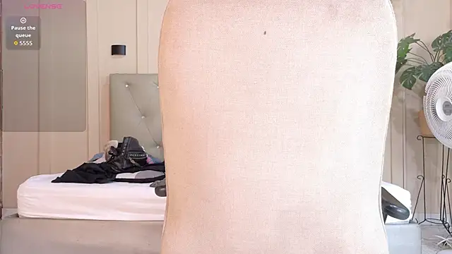 Snapshot of nicol_snow chatting on 10-10-25, 01:45 nicol snow online show from 10-10-25, 01:45