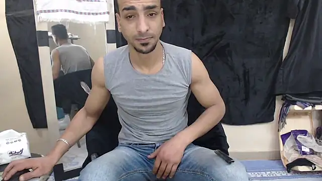 Snapshot of highguy chatting on 03-08-25, 01:14 highguy online show from 03-08-25, 01:14