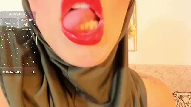Snapshot of hanajameela chatting on 10-10-25, 11:44 hanajameela online show from 10-10-25, 11:44