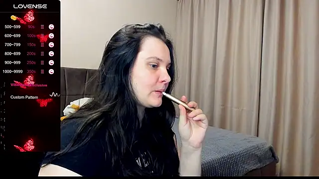 Snapshot of AlanaBrox chatting on 10-31-25, 03:19 AlanaBrox online show from 10-31-25, 03:19