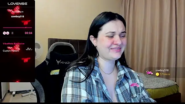 Snapshot of AlanaBrox chatting on 09-28-25, 03:19 AlanaBrox online show from 09-28-25, 03:19