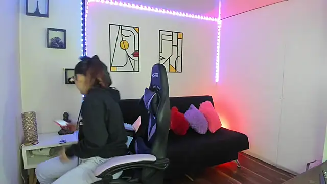 Snapshot of kay_marie chatting on 02-13-25, 07:21 kay marie online show from 02-13-25, 07:21