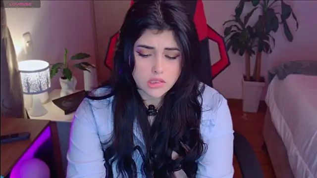 Snapshot of Alyaa_s chatting on 04-20-26, 12:35 Alyaa s online show from 04-20-26, 12:35