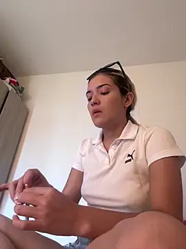 Snapshot of Sarita-candy chatting on 03-05-25, 04:57 Sarita-candy online show from 03-05-25, 04:57