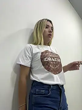 Snapshot of Sarita-candy chatting on 03-01-25, 12:17 Sarita-candy online show from 03-01-25, 12:17