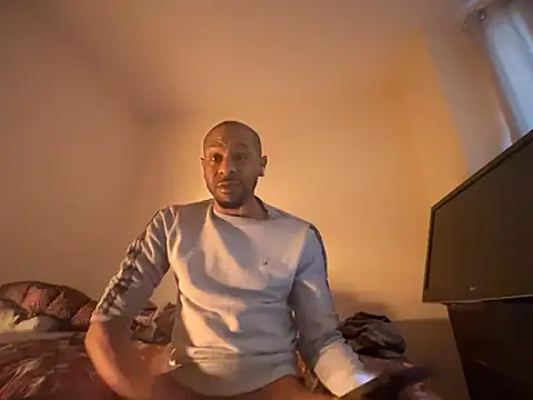 CuzzyB69 online show from 03-03-25, 07:13