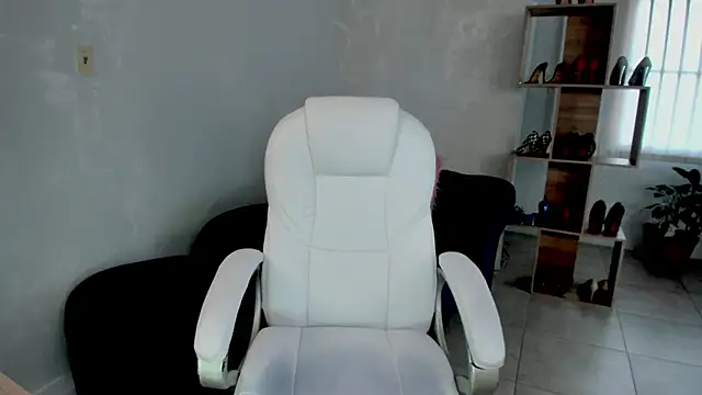 MissRhodes1 online show from 12-15-25, 08:36