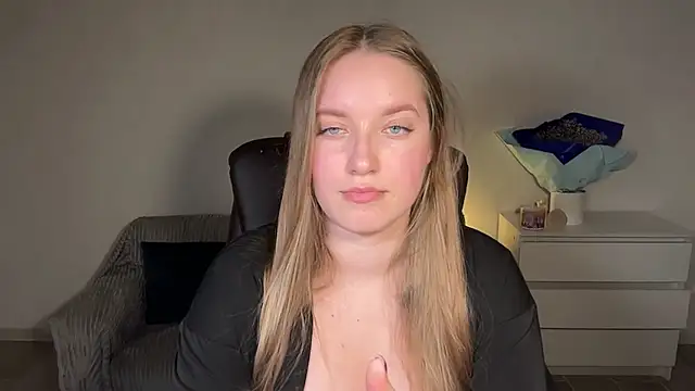 Snapshot of EvaMaddison chatting on 04-18-26, 07:29 EvaMaddison online show from 04-18-26, 07:29