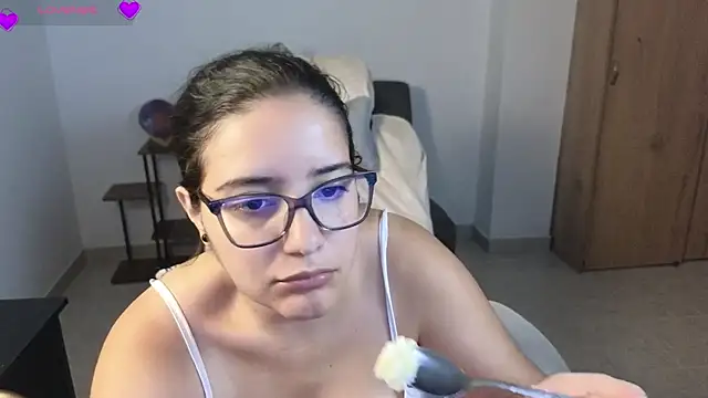 Snapshot of blue__moon_ chatting on 06-03-26, 03:29 blue moon online show from 06-03-26, 03:29