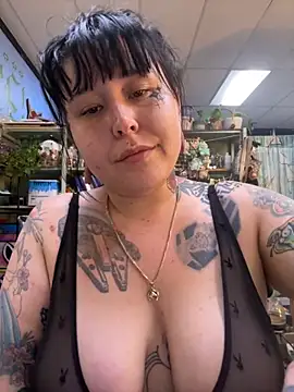 Snapshot of evacheers chatting on 10-22-25, 10:04 evacheers online show from 10-22-25, 10:04