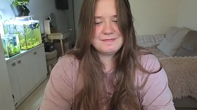 Snapshot of remirann_ chatting on 10-06-25, 11:33 remirann online show from 10-06-25, 11:33