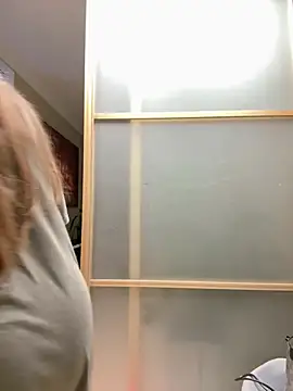 Snapshot of remirann_ chatting on 02-14-25, 06:29 remirann online show from 02-14-25, 06:29