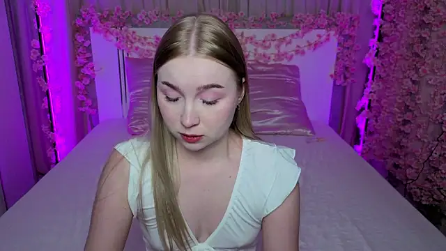Snapshot of LilyStarlight chatting on 06-25-26, 03:15 LilyStarlight online show from 06-25-26, 03:15