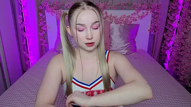Snapshot of LilyStarlight chatting on 06-20-26, 03:55 LilyStarlight online show from 06-20-26, 03:55