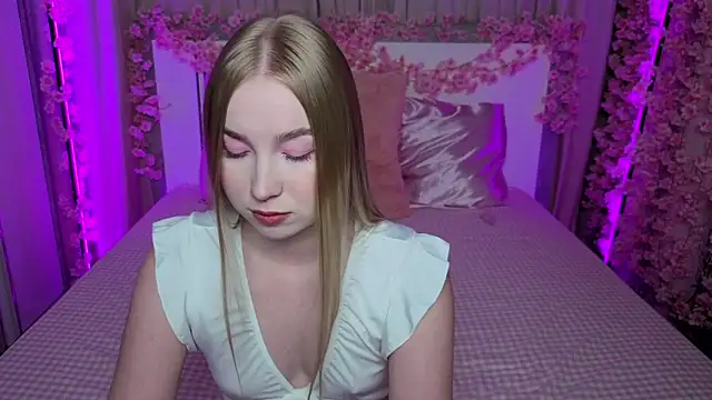 Snapshot of LilyStarlight chatting on 06-18-26, 03:49 LilyStarlight online show from 06-18-26, 03:49