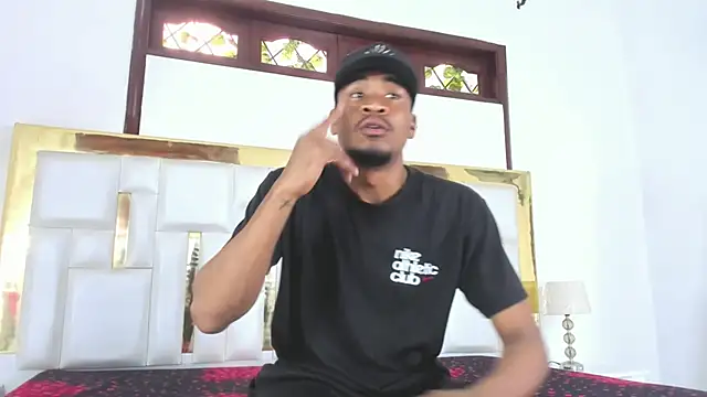 Snapshot of Kylieandjhonny chatting on 02-04-25, 06:17 Kylieandjhonny online show from 02-04-25, 06:17