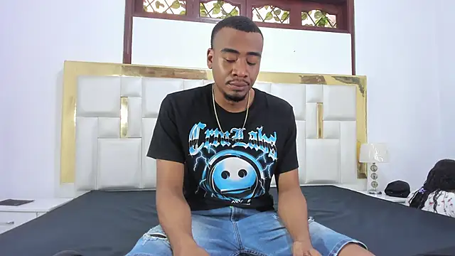 Snapshot of Kylieandjhonny chatting on 01-29-25, 06:17 Kylieandjhonny online show from 01-29-25, 06:17