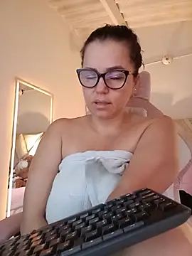 Snapshot of MariaPau_83 chatting on 07-06-26, 01:51 MariaPau 83 online show from 07-06-26, 01:51