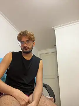 Snapshot of peterannaud chatting on 09-20-25, 03:17 peterannaud online show from 09-20-25, 03:17