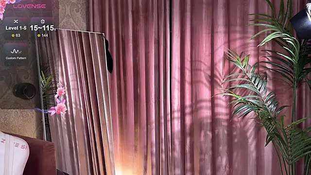 Snapshot of 01_lili_01 chatting on 09-21-25, 10:53 01 lili 01 online show from 09-21-25, 10:53