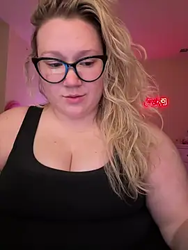 Snapshot of PiggyRose chatting on 03-19-25, 12:26 PiggyRose online show from 03-19-25, 12:26