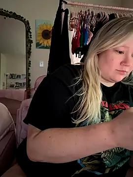 Snapshot of PiggyRose chatting on 10-06-25, 10:32 PiggyRose online show from 10-06-25, 10:32