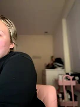 Snapshot of PiggyRose chatting on 09-14-25, 03:18 PiggyRose online show from 09-14-25, 03:18