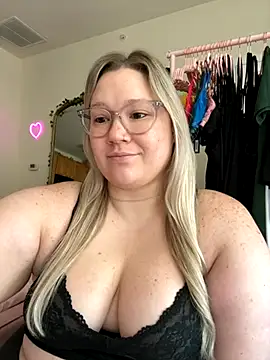 Snapshot of PiggyRose chatting on 09-28-25, 07:10 PiggyRose online show from 09-28-25, 07:10