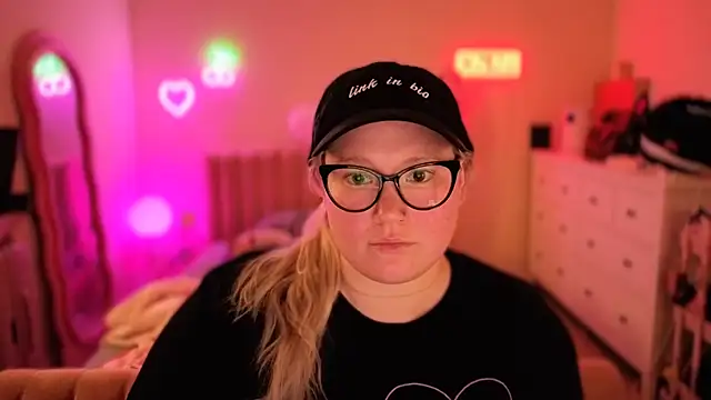 Snapshot of PiggyRose chatting on 10-18-25, 12:01 PiggyRose online show from 10-18-25, 12:01