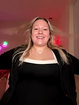 PiggyRose online show from 12-16-25, 01:32