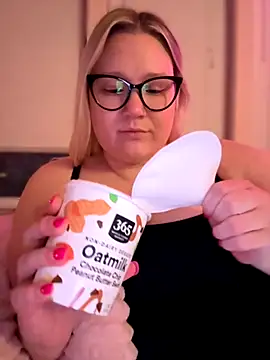 Snapshot of PiggyRose chatting on 11-01-25, 01:23 PiggyRose online show from 11-01-25, 01:23