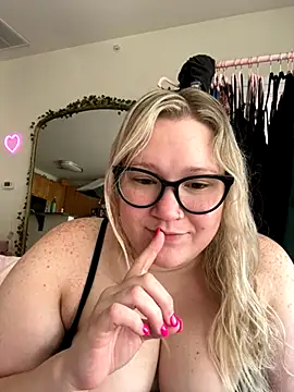 Snapshot of PiggyRose chatting on 10-19-25, 06:10 PiggyRose online show from 10-19-25, 06:10