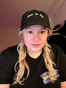 PiggyRose online show from 11-22-25, 02:10